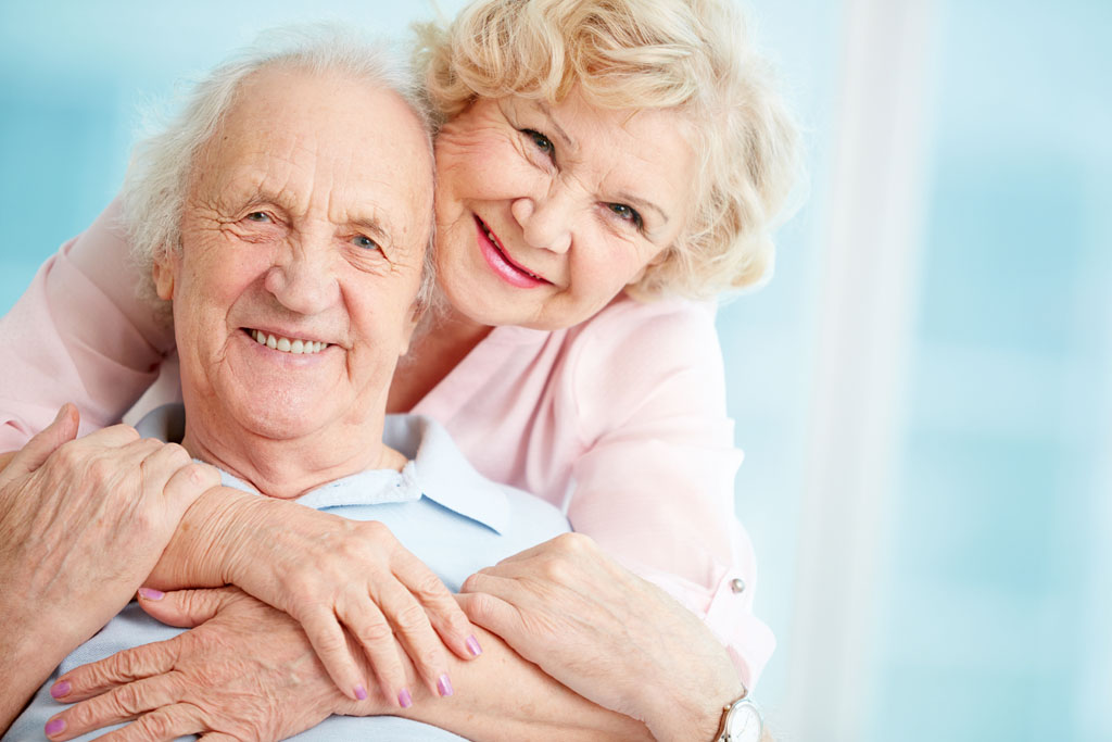 Seniorenumzüge, zwei Senioren freuen sich, zufrieden mit ihrem Umzug