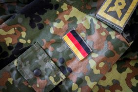 Bundeswehrumzüge Uniform Hauptfeldwebel mit Deutschlandflagge